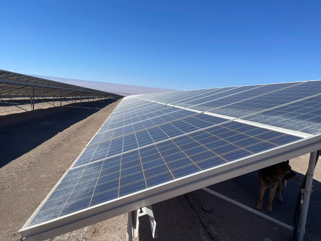 Vista aérea de CEME1, central solar de Generadora Metropolitana en el desierto de Atacama