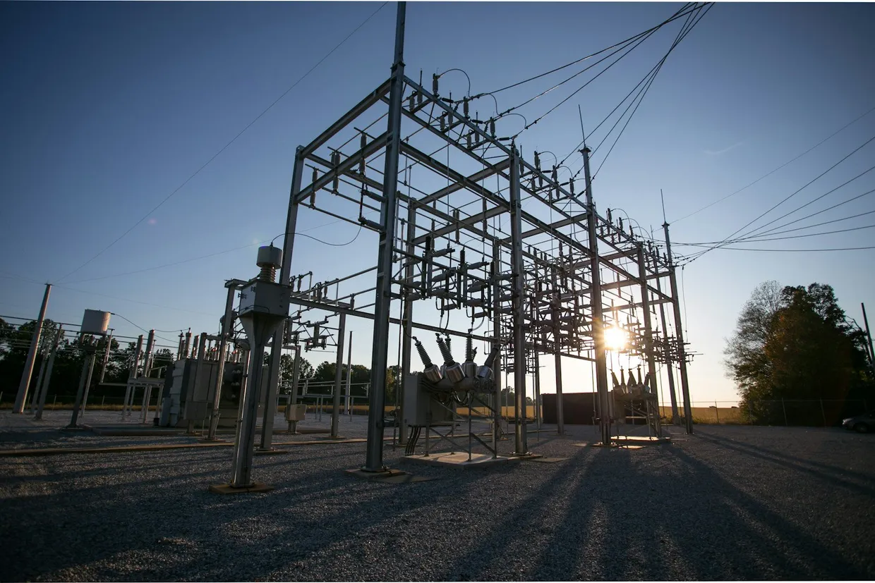 Subestación eléctrica al atardecer